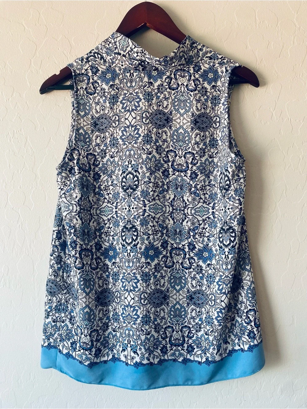 Max Studio Blue Paisley Print Sleeveless Split Neck Blouse Top Size S - Picture 2 of 8